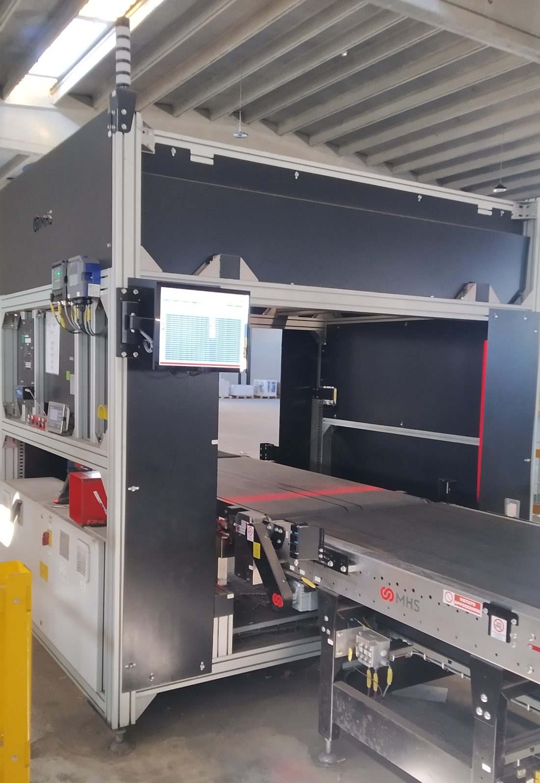 Sistema multidimensionale con nastro trasportatore in un centro logistico