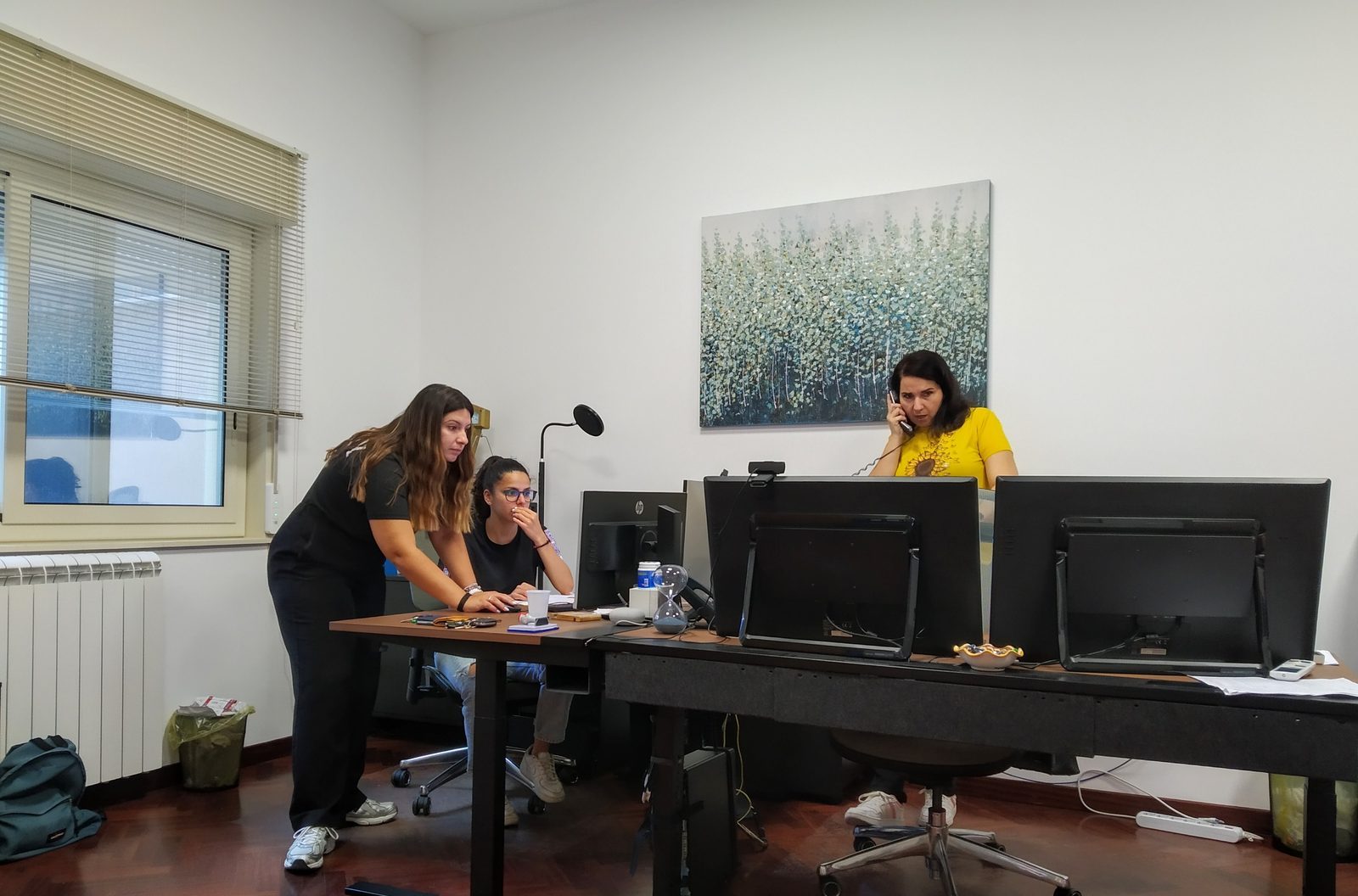 Lo staff Metriclab al lavoro in ufficio
